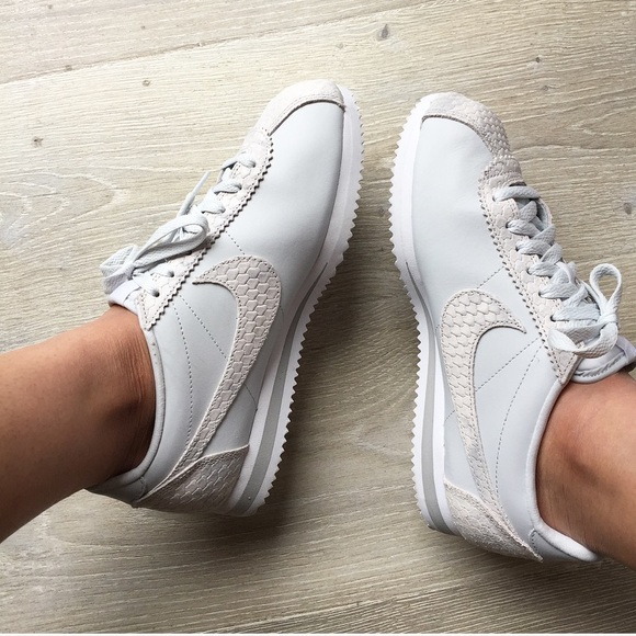 nike cortez platinum